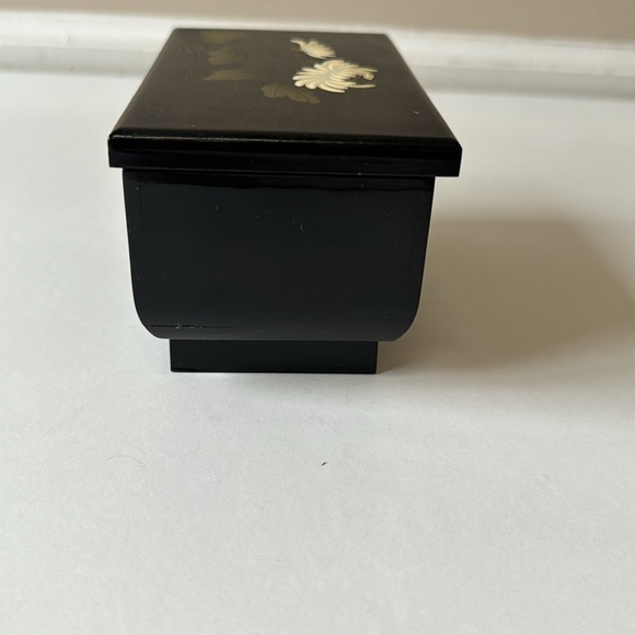 Black Japanese floral pattern lacquer musical jewelry box - Picture 4 of 10